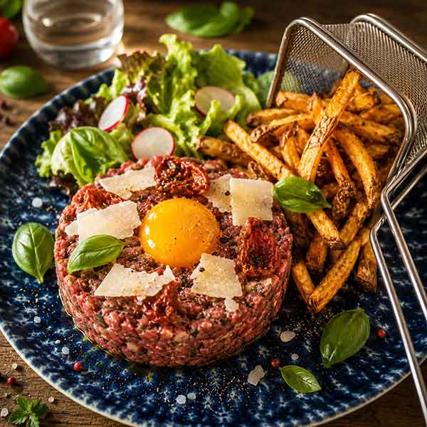 Tartare de boeuf italie et frites plus parmesan